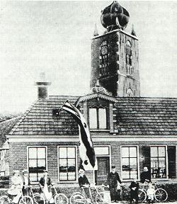Huis van Sjouke de Zee te Deinum, met friese vlag