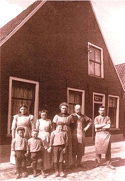 Foto ca. 1920, bakker Hofstra met vrouw en 3 kinderen