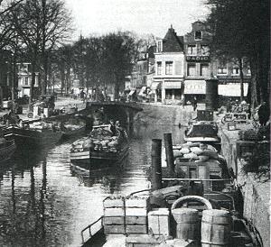 Beurtschepen laden hun retourvracht in Leeuwarden (foto 1929)