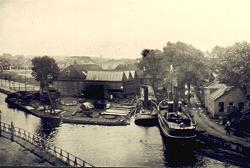 Links de werf, rechts de machinefabriek van Botje Ensing (ca. 1908)