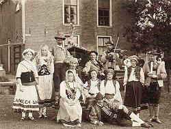 Herdenkingsfeest 1913 met de vermaning op de achtergrond