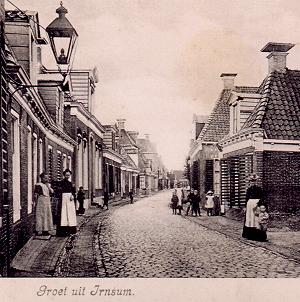 Foto van voor 1911 met olielamp als straatverlichting