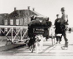 De hondenkar van Hoeben op de brug bij Oudeschouw