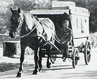 Een karrider onderweg met zijn vracht