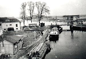De oude brugwachterswoning (links) en de tijdelijke ophaalbrug werden gesloopt in 1951