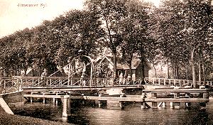 De ijzeren draaibrug en het huis van de brugwachter