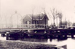 Het brugwachtershuis werd gebouwd in 1884