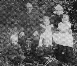 Jelle en Marijke met hun vier kinderen in 1896