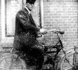 Klaas Wiersma op een van de eerste Eysink motorfietsen