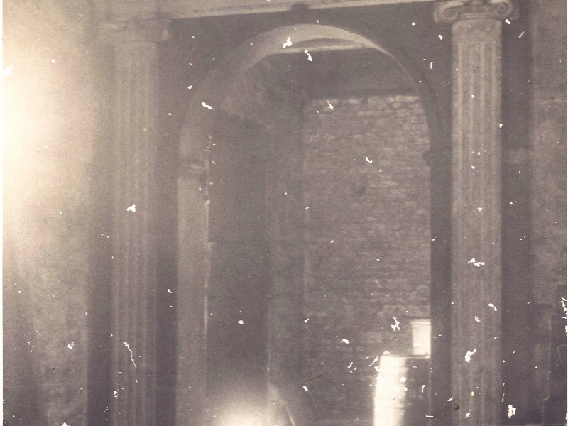Een foto uit 1941, gemaakt vanuit het portaal.
