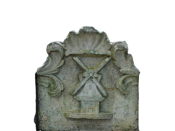 De gedenksteen van houtzaagmolen De Twee Gebroeders is ingemetseld in de kademuur bij de Opslach.