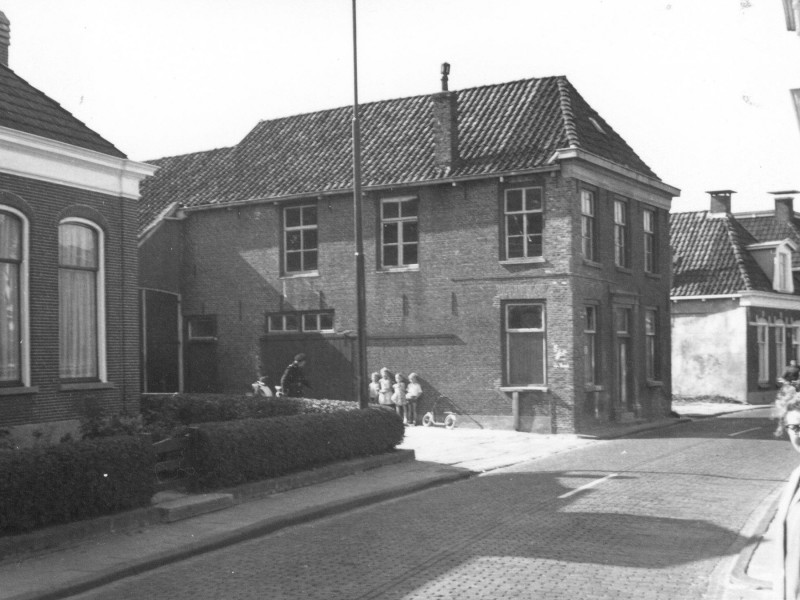 Met links een stukje van het Bordaa Hûs op een foto uit 1962.