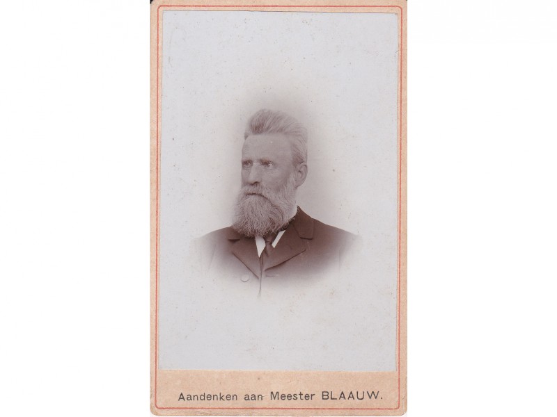 Meester Blaauw heeft veel voor het dorp betekend en de straat tegenover de huidige school draagt zijn naam.